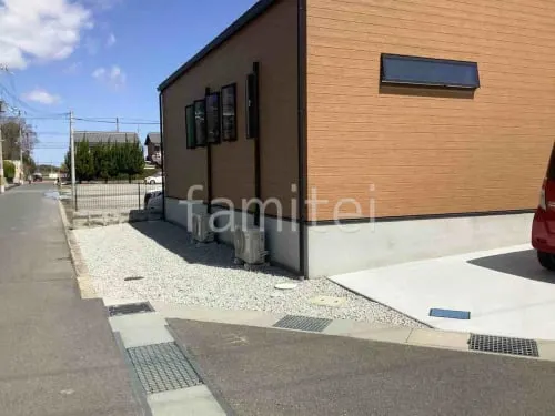 バラス砕石 防草シート敷き スチールメッシュ フェンス YKKAP イーネット3F型 スチール柱 境界・メッシュ