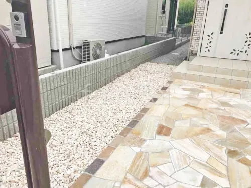 化粧砂利敷き 久保田セメント アベニュールストン 防草シート加工