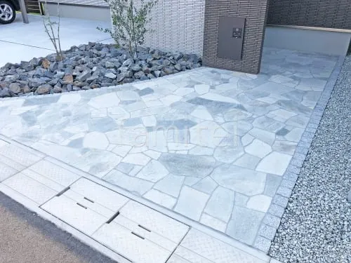 玄関アプローチ 床石貼り 乱形石 石英岩