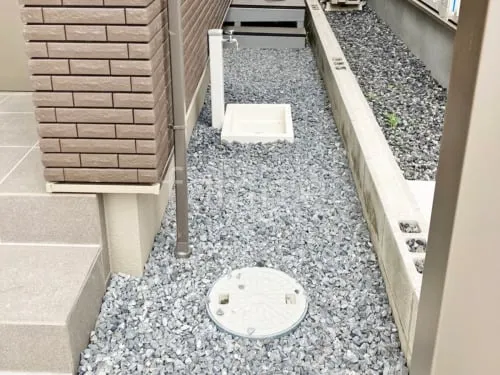 犬走り 防犯砂利敷き バラス砕石 防草シート加工