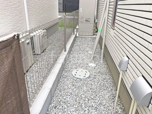 犬走り 防犯砂利敷き バラス砕石 防草シート加工