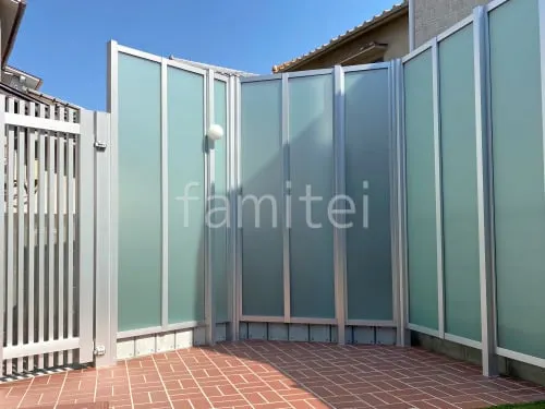 目隠しフェンス塀 三協アルミ LALA スクリーン 8型（ロング採光タイプ）化粧ブロック積 東洋工業 ソリッドストーンポイント LED照明 コイズミ AU 40424L