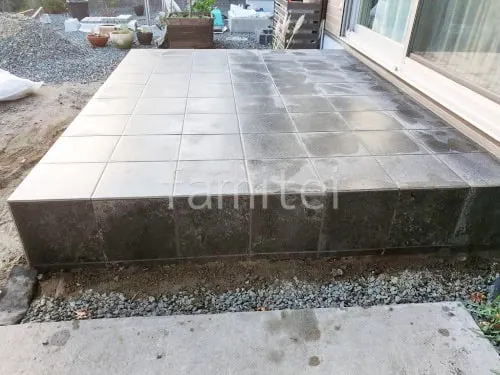 タイルデッキ 壁1面 LIXIL ベスパ ストーン調の外構施工例（現場