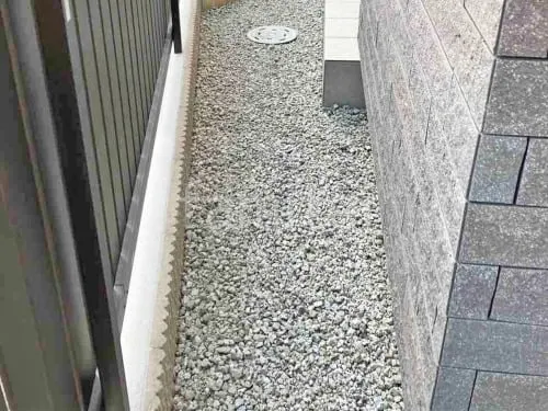 犬走り 防犯砂利敷き バラス砕石 防草シート加工