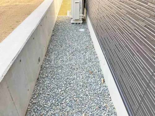 ピンコロ石囲い バラス砕石の外構施工例（現場番号：45526