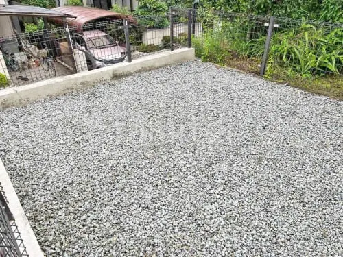 防犯砂利敷き バラス砕石 防草シート加工の外構施工例（現場番号