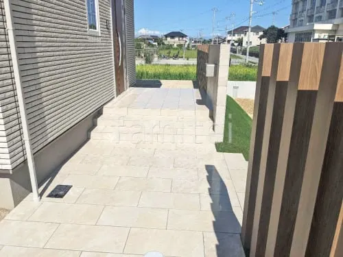 玄関アプローチ 床タイル貼り 施主支給