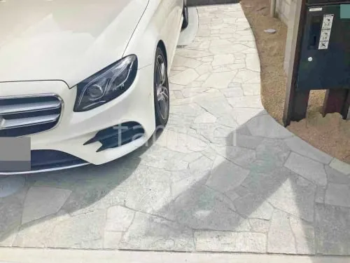 玄関アプローチ 床石貼り 乱形石 石英岩