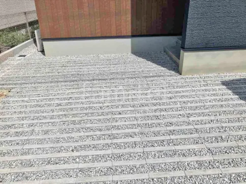 玄関アプローチ 床平板敷き ユニソン リビオ 緑化80 防犯砂利敷き バラス砕石