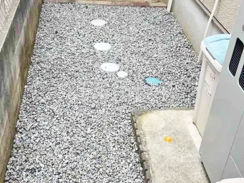 犬走り 防犯砂利敷き バラス砕石 防草シート加工