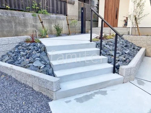 玄関アプローチ階段 モルタル仕上げ 手すり YKKAP ルシアス歩行補助