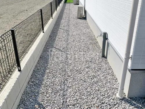 犬走り 防犯砂利敷き バラス砕石 防草シート加工