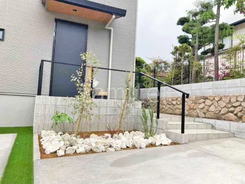 シンボルツリー シルバーティーツリー ユーカリポポラスの外構施工例