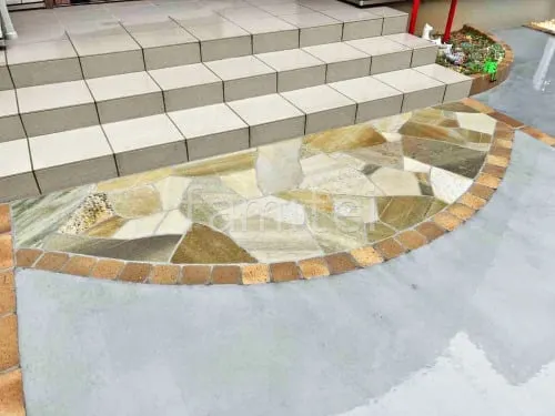 玄関アプローチ 床石貼り 乱形石 石英岩