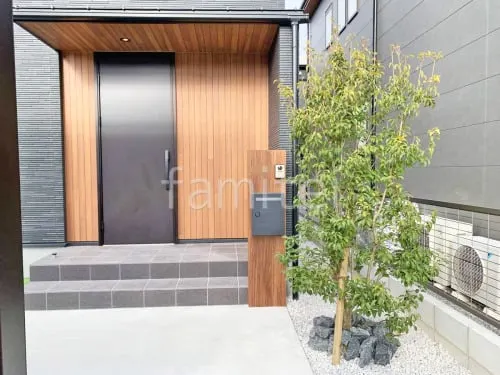 木製調デザインアルミ角柱門柱 LIXIL デザイナーズパーツ 郵便受けポスト Panasonic クリアスFF シンボルツリー ソヨゴ 常緑樹 植栽 ロックガーデン 割栗石敷き