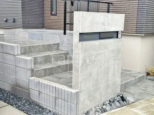 モダン門柱 壁タイル貼り タカショー セラレバンテ 郵便受けポスト YKKAP エクステリアポストG3型