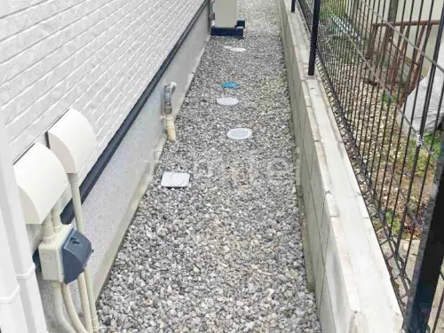 犬走り 防犯砂利敷き バラス砕石 防草シート加工