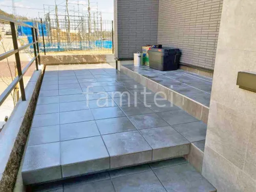 玄関アプローチ 浮遊階段(蹴込み階段) 床タイル張り アイコットリョーワ ナバラ