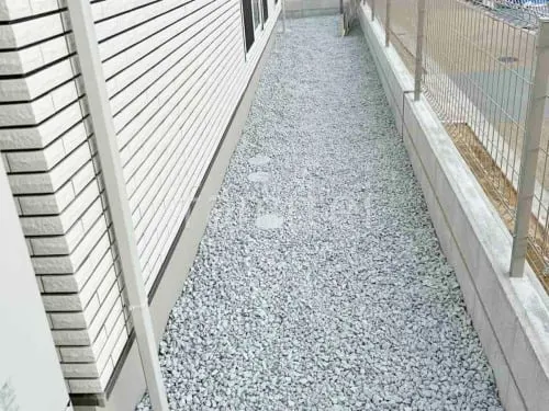 犬走り 防犯砂利敷き バラス砕石 防草シート加工