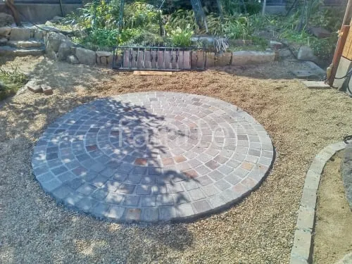 床石貼り ユーロ・ボルフィードキューブ 方形石 円形張り