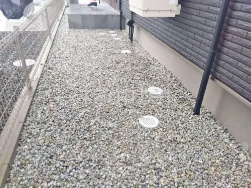 犬走り 防犯砂利敷き バラス砕石 防草シート加工