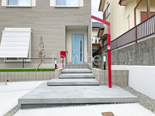 玄関アプローチ 浮遊階段(蹴込み階段) 床タイル張り LIXIL アヴァンティ