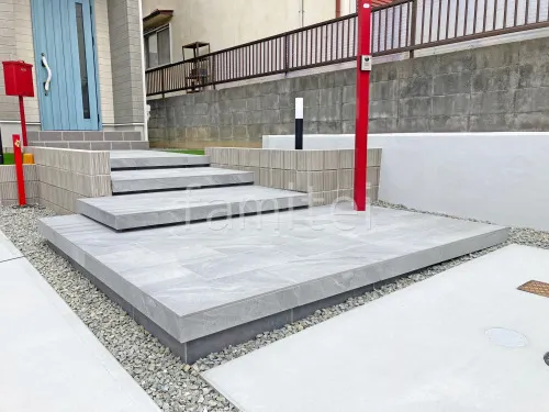 玄関アプローチ 浮遊階段(蹴込み階段) 床タイル張り LIXIL アヴァンティ