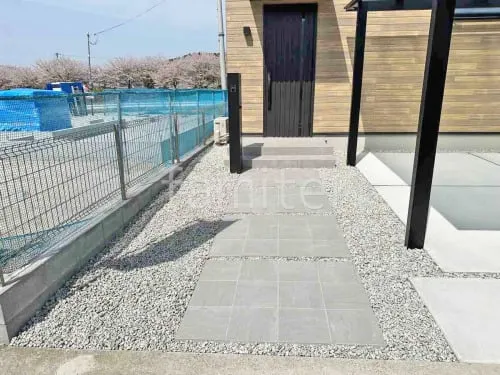 玄関アプローチ 床タイル貼り リビエラ ケイ・ロック