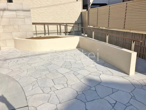 玄関アプローチ 床石貼り 乱形石 石英岩