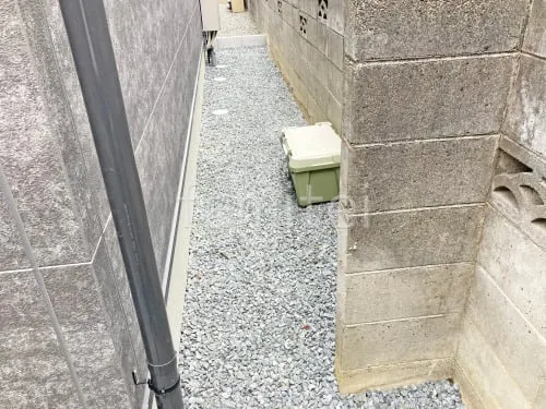 犬走り 防犯砂利敷き バラス砕石 防草シート加工