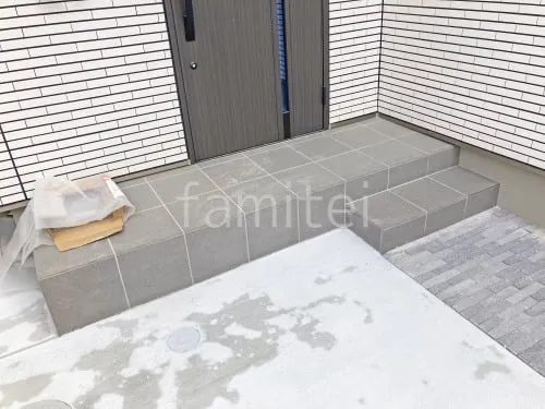 玄関アプローチ階段 床タイル貼り 施主支給