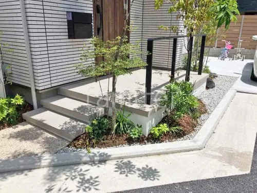 玄関アプローチ階段 平板敷き 施主支給 手すり LIXIL デザイナーズレール