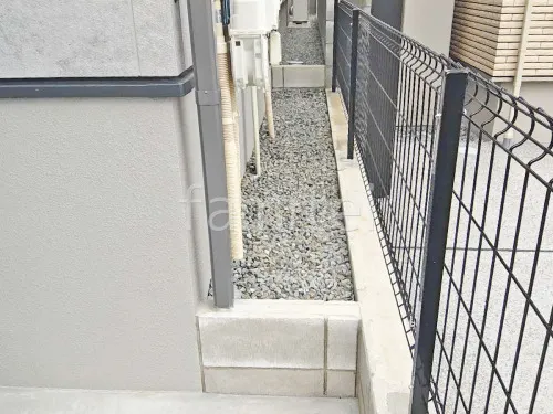 犬走り 防犯砂利敷き バラス砕石 防草シート加工