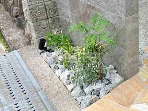 ロックガーデン 割栗石敷き 下草 植栽