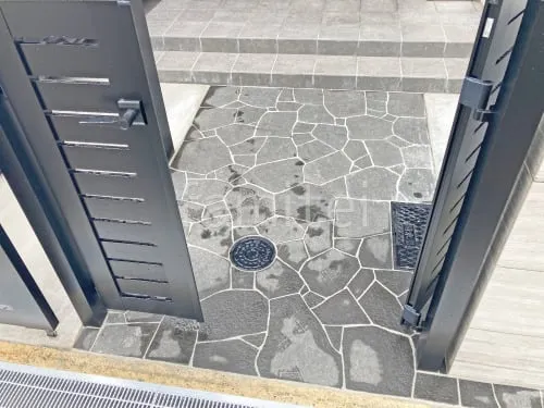 玄関アプローチ 床石貼り 乱形石 石英岩