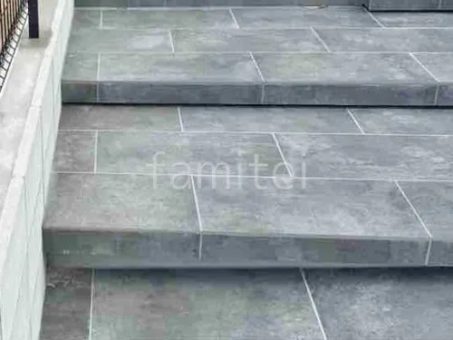 玄関アプローチ 浮遊階段(蹴込み階段) 床タイル貼り タカショー セラレバンテ