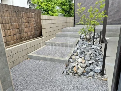 玄関アプローチ階段 床洗い出し仕上げ 四国化成 リンクストーンM