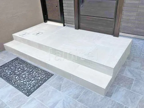 玄関アプローチ階段 床タイル貼り リビエラ アルティカ