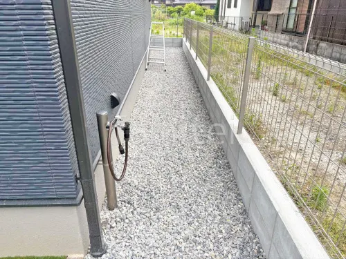 犬走り 防犯砂利敷き バラス砕石 防草シート加工