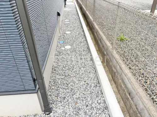 犬走り 防犯砂利敷き バラス砕石 防草シート加工