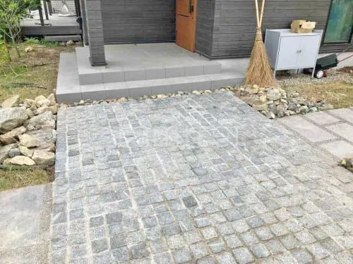 玄関アプローチ 床石貼り ピンコロ石