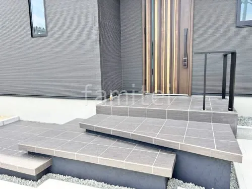 玄関アプローチ 浮遊階段(蹴込み階段)