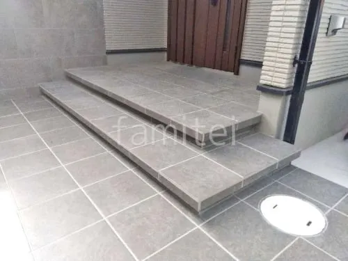 玄関アプローチ 浮遊階段(蹴込み階段) 床タイル張り LIXIL コンテII