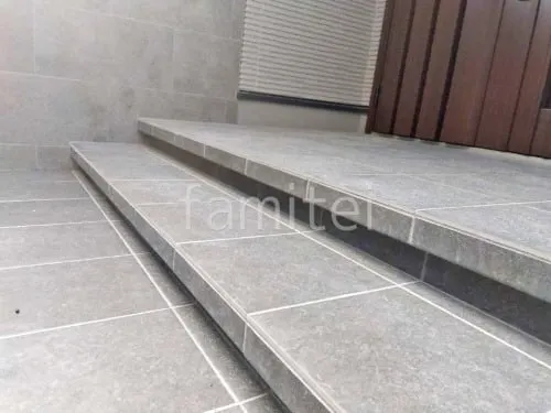 玄関アプローチ 浮遊階段(蹴込み階段) 床タイル張り LIXIL コンテII