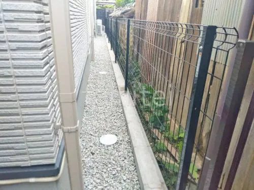 犬走り 防犯砂利敷き バラス砕石 防草シート加工