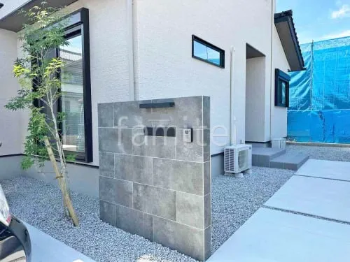 モダン門柱 壁タイル貼り タカショー セラレバンテ 郵便受けポスト YKKAP エクステリアポストG3型 シンボルツリー 落葉樹 アオダモ 植栽