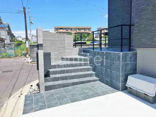 玄関アプローチ階段 床タイル貼り LIXIL ベスパ 手すり アーキレール