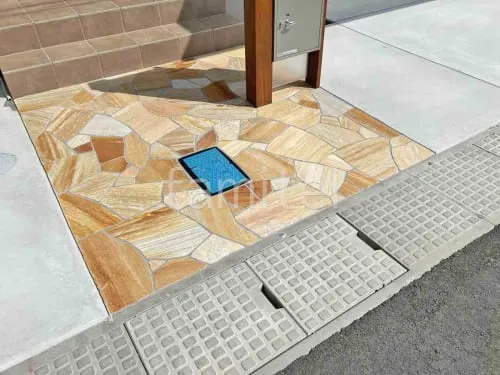 玄関アプローチ 床石貼り 乱形石 石英岩