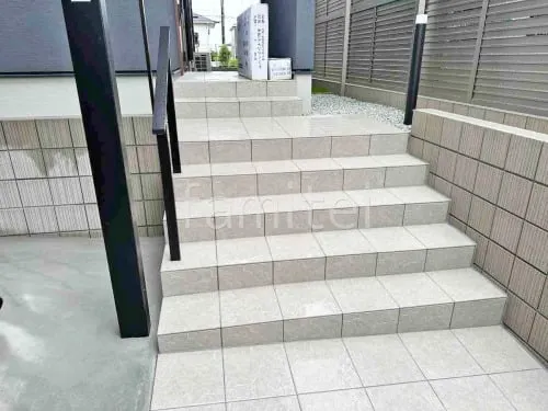 玄関アプローチ階段 床タイル貼り LIXIL グレイスランド