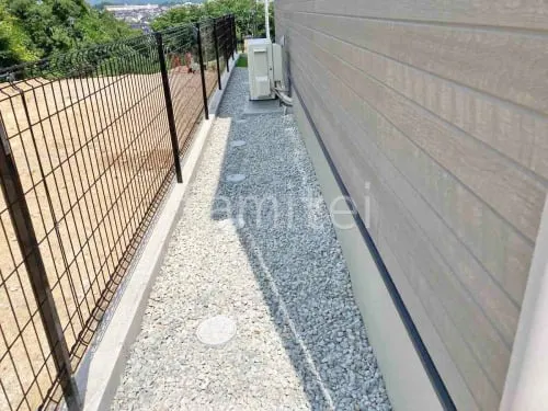 犬走り 防犯砂利敷き バラス砕石 防草シート加工